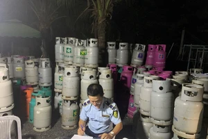 Cục QLTT TP.HCM tạm giữ hơn 300 bình gas để tiếp tục làm rõ, xử lý. 