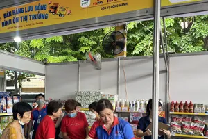 Người dân mua sắm nhiều hàng hóa ưu đãi. Ảnh: TÚ UYÊN