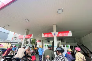 Nhiều người dân chọn xăng khoáng thay vì xăng sinh học. Ảnh: TÚ UYÊN