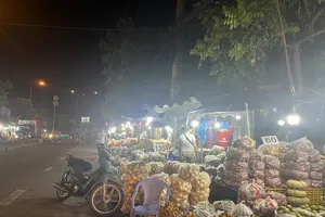 Điểm kinh doanh ngoài chợ đầu mối Hóc Môn. Ảnh: TÚ UYÊN