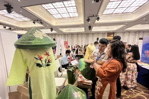 Thời trang Việt Nam trưng bày tại hội nghị kết nối ở TP.HCM. Ảnh: TÚ UYÊN