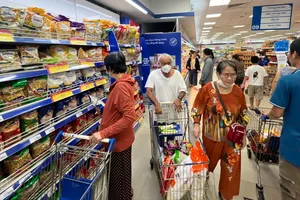 Người dân mua sắm tại siêu thị. Ảnh: TÚ UYÊN