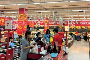 Người tiêu dùng mua sắm ở siêu thị. Ảnh: TÚ UYÊN