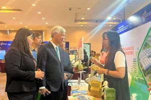 Lãnh đạo UBND TP.HCM tham quan gian hàng tại hội nghị. Ảnh: TÚ UYÊN