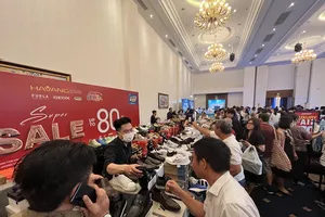 Hàng hiệu khuyến mãi 80% thu hút nhiều người dân mua sắm. Ảnh: TÚ UYÊN