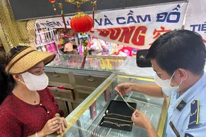 Quản lý thị trường TP.HCM kiểm tra cửa hàng kinh doanh vàng. Ảnh: Cục QLTT TP.HCM