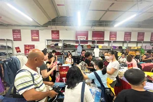 Người dân háo hức chờ mua sắm hàng hiệu giảm giá đến 80% 
