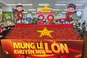 Siêu thị trang trí mừng lễ Quốc khánh 2-9. Ảnh: TÚ UYÊN