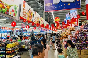 Người dân mua sắm tại MM Mega Market Hải Phòng ngày 5-9. 