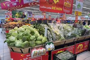 Thực phẩm tươi sống đầy trên quầy kệ siêu thị sáng ngày 8-9. 