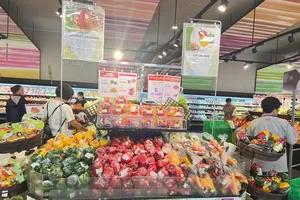 Rau củ quả tại siêu thị Aeon Long Biên-Hà Nội chiều ngày 11-9.