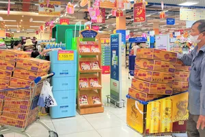 Người dân mua mì ăn liền ở siêu thị