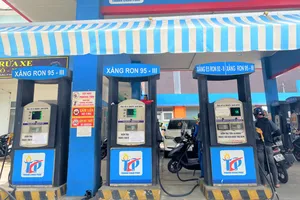 Cửa hàng xăng dầu quận 3-TP.HCM bán xăng sinh học E5. Ảnh: TÚ UYÊN