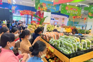 Siêu thị khuyến mãi đậm rau củ thu hút nhiều người dân mua sắm. Ảnh: TÚ UYÊN