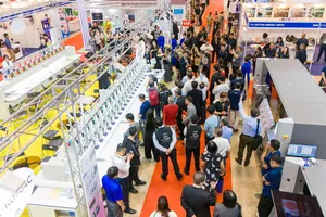 Các chuỗi triển lãm thu hút nhiều khách tham quan. Ảnh: H.CHÂU