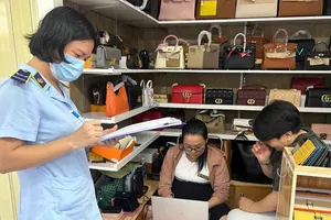 Đội Quản lý thị trường số 4 kiểm tra sạp hàng tại Saigon Square. Ảnh: Cục QLTT TP.HCM 