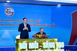 Lãnh đạo UBND TP.HCM phát biểu chúc mừng tại lễ kỷ niệm. Ảnh: TÚ UYÊN