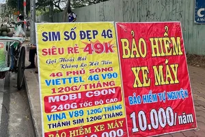 Bảo hiểm lề đường vắng khách mua. Ảnh: TÚ UYÊN