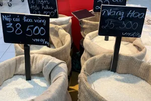 Gạo bày bán ở siêu thị. Ảnh: TÚ UYÊN