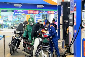 Người dân đổ xăng tại cửa hàng xăng dầu quận Tân Bình. Ảnh: TÚ UYÊN