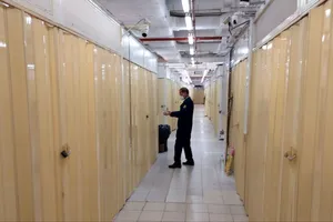 Sốt sắng đóng cửa, một số gian hàng chợ Bến Thành và Saigon Square lộ hàng giả