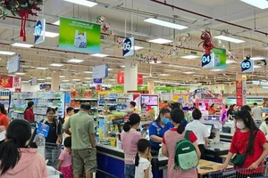 Hàng hóa cho mùa tết bắt đầu rục rịch ra thị trường, giảm giá mạnh