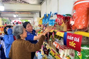 Nhiều hàng hóa thiết yếu bình ổn thị trường giảm giá đến 60%