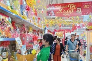 Nhiều siêu thị mở cửa đến sát giao thừa phục vụ khách mua sắm Tết