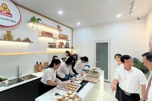 1 'ông lớn' chăn nuôi heo mở showroom livestream bán hàng 