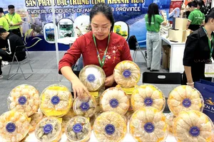 Doanh nghiệp livestream bán yến sào tại hội chợ hàng Việt Nam tiêu biểu xuất khẩu 2025