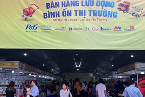 Công nhân chọn hàng bình ổn thị trường: Mua trước, trả tiền sau