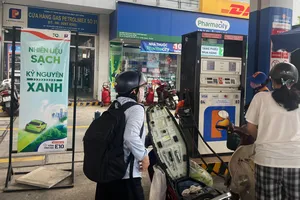 Ngày đầu bán xăng E10 ở TP.HCM: Người dân đón nhận ra sao?