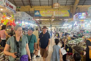 Tiểu thương chợ Bến Thành được hỗ trợ gần 2 tỉ đồng để lắp máy bán hàng, xuất hóa đơn điện tử