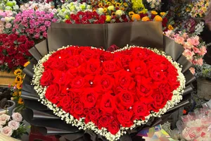 Thị trường hoa 20-10 tại TP.HCM: Giá hoa hồng tăng mạnh, xuất hiện loại mới lạ