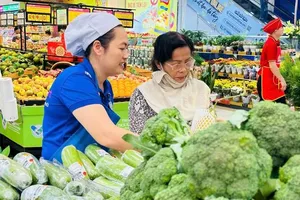 Rau củ chợ lẻ tăng giá mạnh, siêu thị TP.HCM 'siết' việc gom hàng
