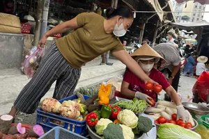 Giá rau vẫn neo ở mức cao, ớt tăng mạnh