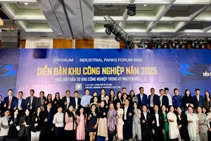 Đón 'đại bàng' vào khu công nghiệp: Phải cử người mua vé trạm thu phí chờ sẵn