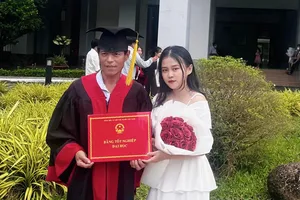 Rưng rưng khoảnh khắc con gái khoác áo cử nhân cho cha ngày lễ tốt nghiệp 