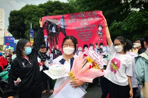 Đội mưa mang “bất ngờ” đến ăn mừng chị gái hoàn thành kỳ thi tốt nghiệp THPT 