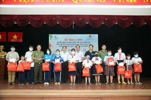 Trao 35 sổ tiết kiệm cho trẻ em bị ảnh hưởng bởi dịch COVID-19 trên địa bàn TP.HCM