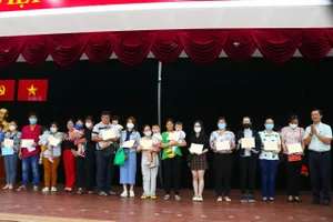 Trẻ em bị ảnh hưởng bởi COVID-19 ở TP.HCM được trao nhiều gói hỗ trợ