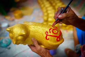 "Đột nhập" làng gốm Lái Thiêu xem làm mèo vàng đón Tết 