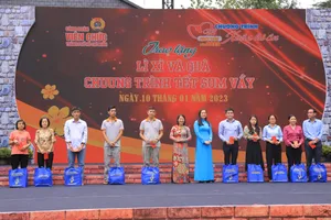 Công đoàn viên chức TP.HCM tặng quà tết cho công đoàn viên, người lao động khó khăn 