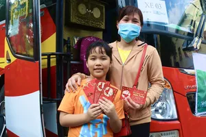 Công nhân phấn khởi đi chuyến xe 0 đồng về quê đón Tết