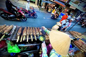 Phố cá lóc nướng xuyên đêm trước ngày vía Thần Tài 