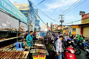 Người dân TP.HCM đổ xô đi mua cá lóc nướng ngày vía Thần tài