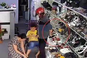 Video người phụ nữ vờ mua giày dép rồi trộm điện thoại 