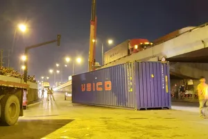 Đụng gầm cầu, xe container rớt thùng hàng