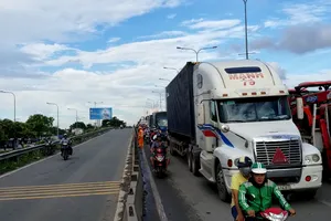 Container 'đại náo' cầu vượt Sóng Thần gây ùn xe nghiêm trọng