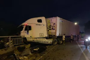 Xe container bể bánh suýt rơi xuống kênh ở quận 2